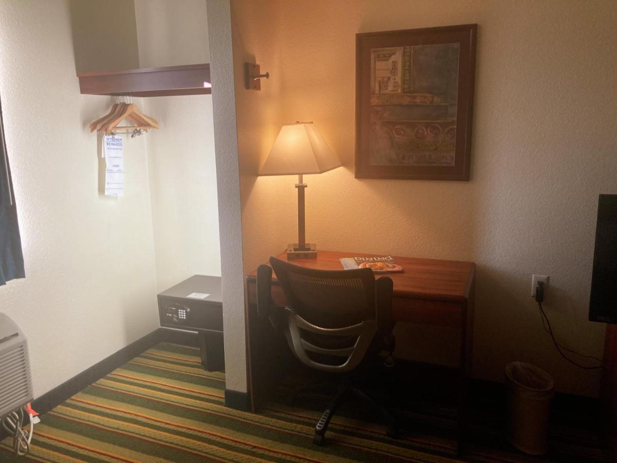 Super 8 By Wyndham Windsor Hotel Exterior photo
