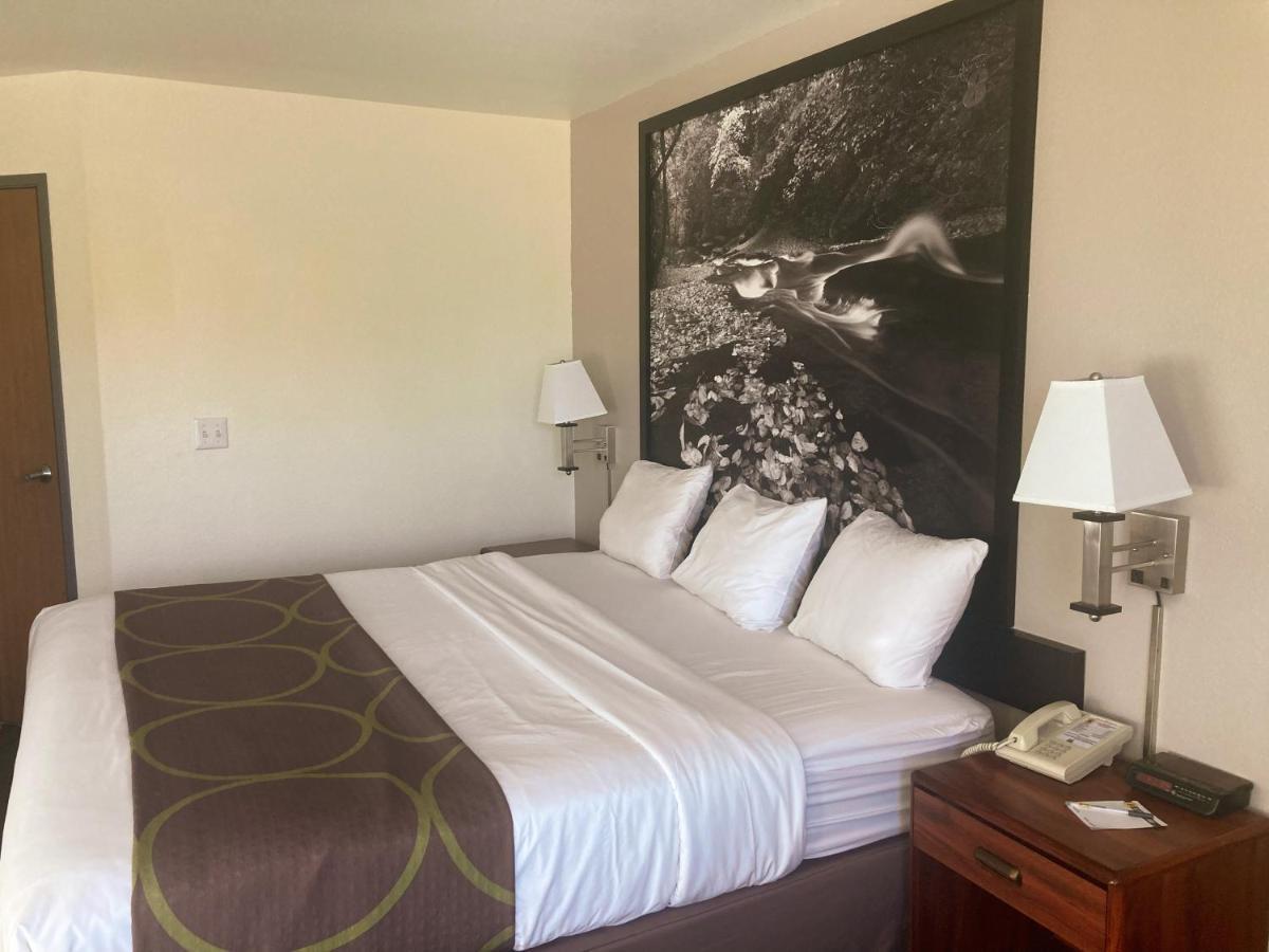 Super 8 By Wyndham Windsor Hotel Exterior photo
