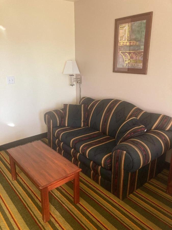 Super 8 By Wyndham Windsor Hotel Exterior photo