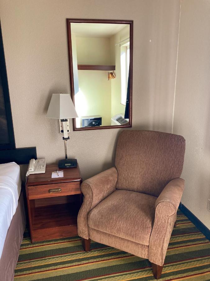 Super 8 By Wyndham Windsor Hotel Exterior photo