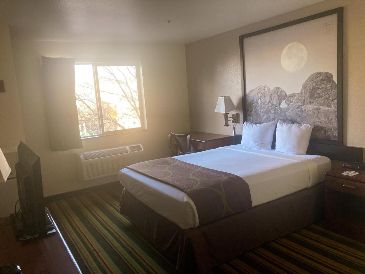 Super 8 By Wyndham Windsor Hotel Exterior photo