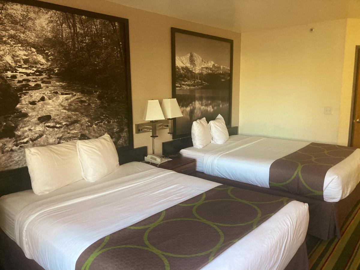Super 8 By Wyndham Windsor Hotel Exterior photo