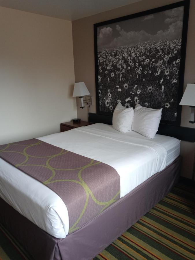 Super 8 By Wyndham Windsor Hotel Exterior photo