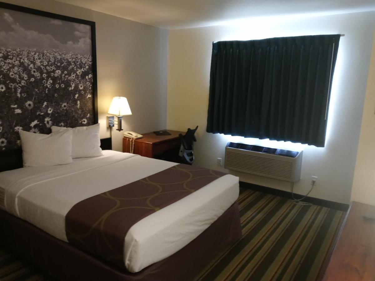 Super 8 By Wyndham Windsor Hotel Exterior photo