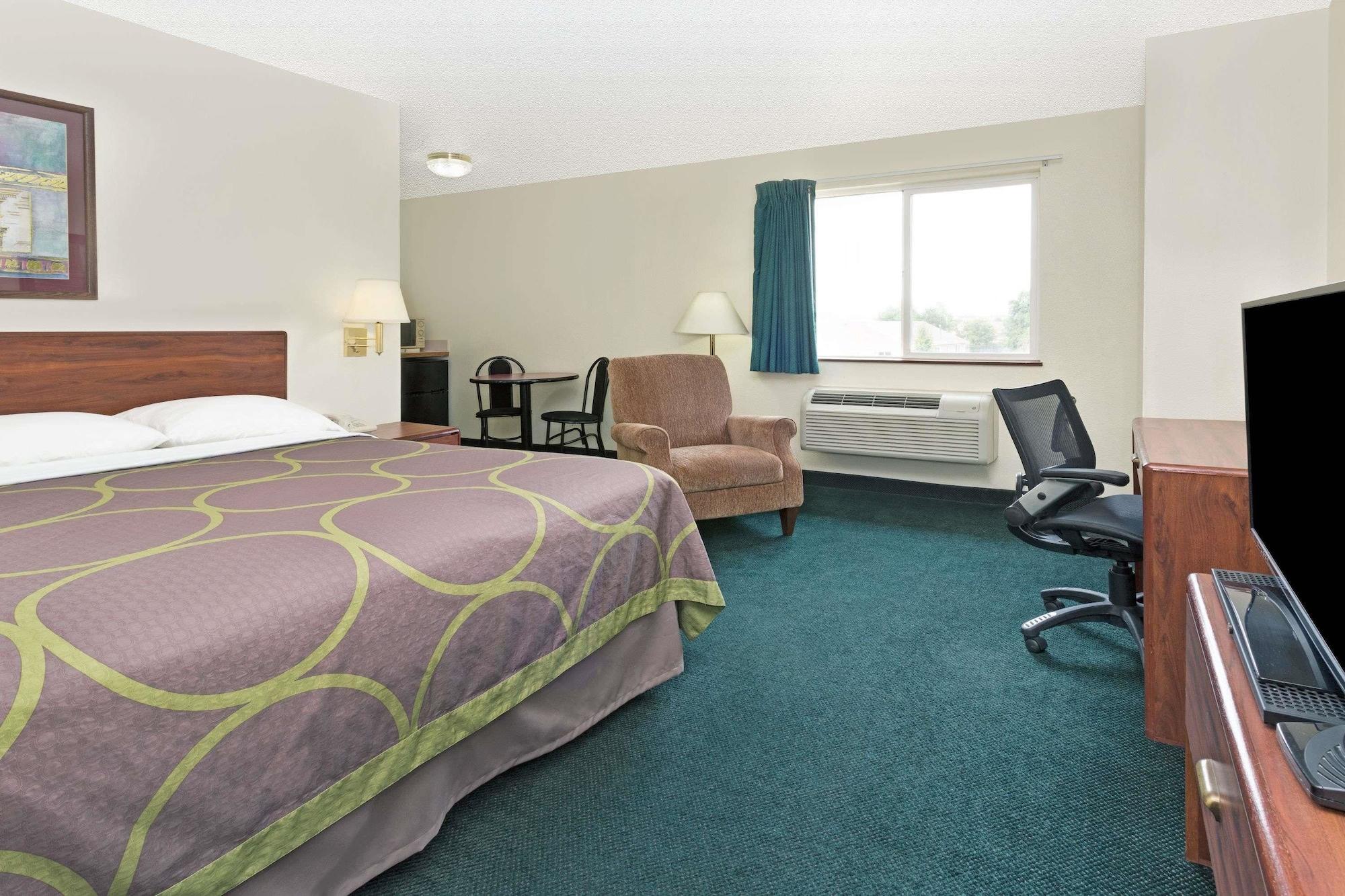 Super 8 By Wyndham Windsor Hotel Exterior photo