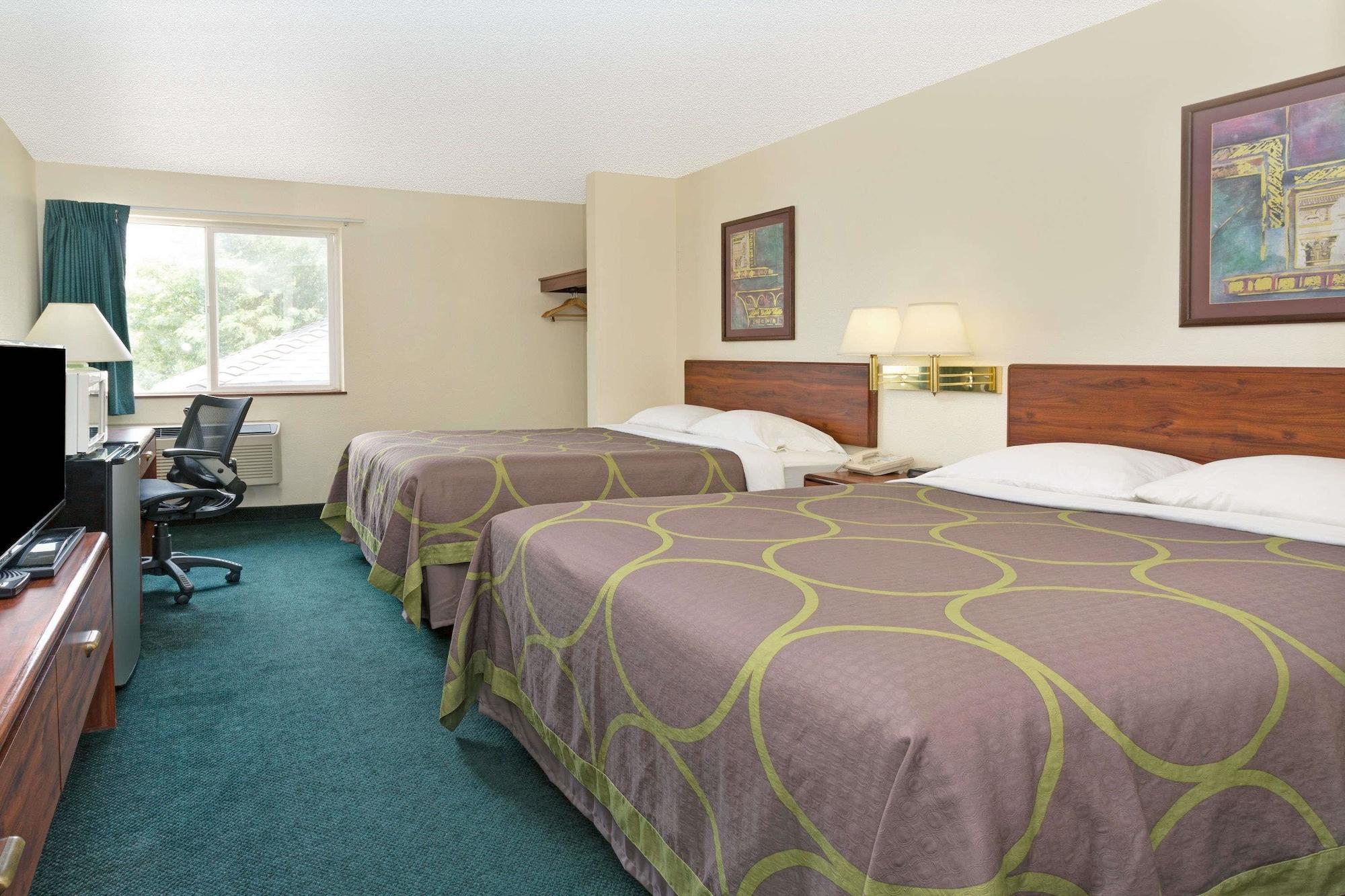 Super 8 By Wyndham Windsor Hotel Exterior photo