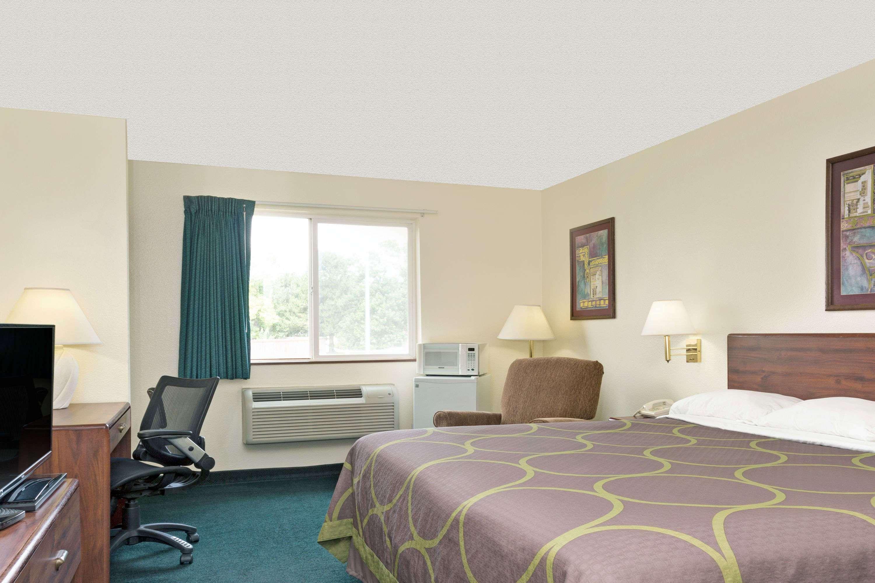 Super 8 By Wyndham Windsor Hotel Exterior photo