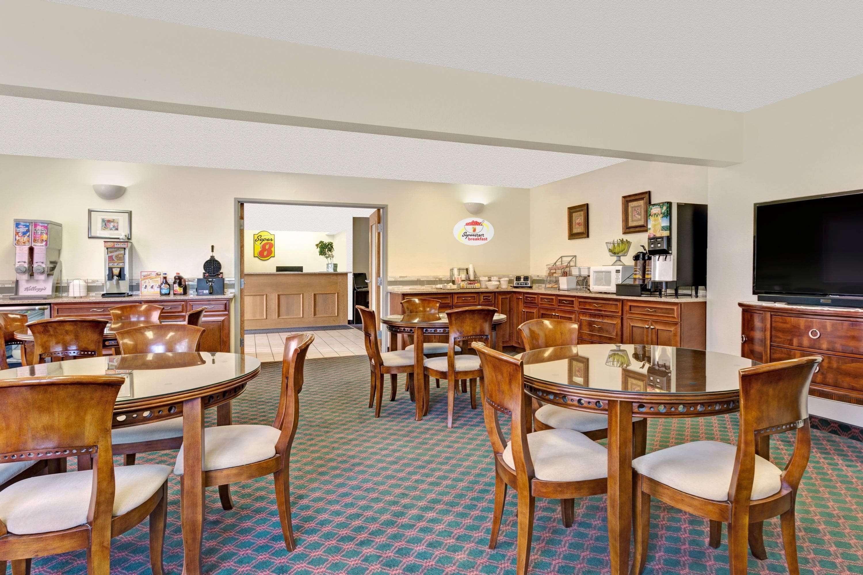 Super 8 By Wyndham Windsor Hotel Exterior photo